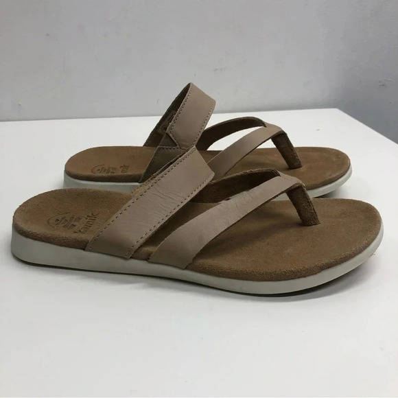 NWT Kamik Womens Cara Flip Taupe Leather Slip-On Flat Thong Sandals Shoes Size 7 - Picture 2 of 9